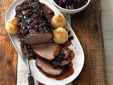  Rheinischer Sauerbraten: 甘酸っぱいソースにじっくり煮込んだ、ドイツ・デュッセルドルフの伝統料理！