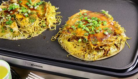  広島風お好み焼き！香ばしすぎる豚バラとふわふわ麺のコントラストがたまらない