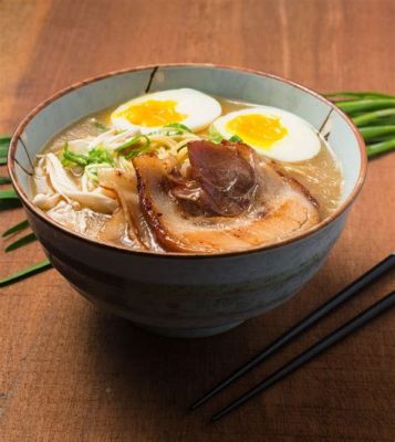  和歌山ラーメン、濃厚でまろやかな豚骨スープにこだわりの細麺が絡み合う至福の味わい！