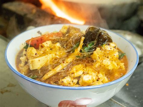  羊肉泡馍：スパイス香るスープと、もちもち食感の麺が織りなす、至高の一杯！